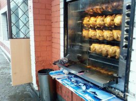 Один петух другому говорит
- Пошли в гастроном, на голых баб посмотрим.

И еще.

Деревенский петух попал в город, увидел гриль и давай ругаться
- В деревнях нестись некому, а они тут в городе на каруселях катаются!
