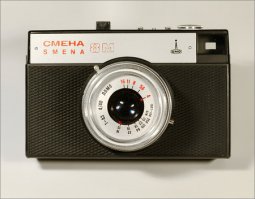 увеличитель, 3 ванночки, красная лампа, бачок для плёнки чуть не забыл. а потом плёнку из бачка вынемаешь, а она - белая.