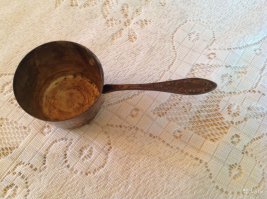 Блюдо шикарное, но жульеном это нельзя называть. Жульен  готовят из куриной печени или из свежих\сушеных грибов.Готовят в специальной посуде(кокотница) на порцию две штуки подают.