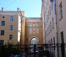 В Питере граффити иногда превращает в нечто прекрасное очень скучные места. Иногда это происходит абсолютно ненавязчиво, практически незаметно ))