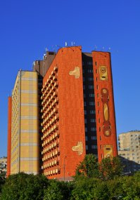 Пожалуй, самая известная граффити-картина из Петербурга — арт-проект «Чемоданы». Художники компании «RASKRASIMVSE»  оформили фасады бизнес-отеля «Карелия» площадью более 15 тысяч квадратных метров так, чтобы он напоминал эти два неотъемлемых спутника любого путешественника. Стены отеля выкрасили «под кожу», добавив характерные для чемодана детали. Известен проект миру потому, что это официально зарегистрированный мировой рекорд Гиннесса в области искусства и культуры в номинации «Самая большая трехмерная картина в мире». Находятся "Чемоданы" на ул.Тухачевского, 27/2