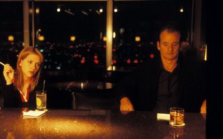 Что за дерьмовое описание?
Она недавно вышла замуж,но её муж вечно занят и она чувствует себя одинокой,а он уже много лет женат и у него есть дети,но его жена видимо к нему ничего не чувствует, а детям он не интересен.Они оба понимают,что им хорошо друг с другом,но они из разного времени и у каждого своя судьба,поэтому они не могут быть вместе:давай больше никогда сюда не приедем,так круто уже не будет