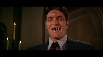 Напомнил другого чувака, который то-же снимался с Сендлером. А еще в бондиане. Ричард Кил.