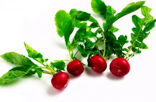 Поскольку у нас не очень принято употреблять в пищу свеклу с листьями (для чего надо выкапывать ее когда она довольно небольшая) многим кажется, что на фотографии со свеклой изображен редис. Нет, это не редис! Это свекла! Очень рекомендую использовать ее листья, они в десятки раз полезнее корнеплода, из них можно делать не только суп, но и салаты. 
А редис выглядит вот так:)