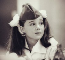 А я думал что в 1983 году кокошники в России уже вышли из моды , походу ошибался , а где медведь с балалайкой на заднем плане ? 
Саманта Смит ...