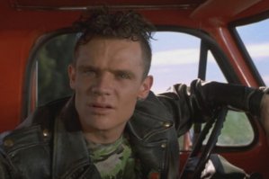 Забыли упомянуть про басиста группы Red Hot Chilie Peppers, он исполнил роль злодея на джипе в конце картины. 
И кстати Эрика фамилия Эрик Столц.