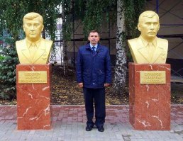 Вот так посмотришь на дядьку - обычный мужичок, простой работяга. И даже не догадаешься, что он знает 1000 и 1 способ как тебя убить, чтобы ты даже ничего не понял