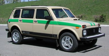 Покупаешь инкассаторскую ниву и перекрашиваешь в любой цвет, хоть в розовый))))))