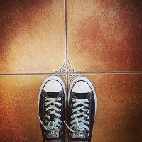 Какой же это "рай"?? Это кошмар перфекциониста! Изгиб кривой не сходится с кедами, правая верхняя плитка побита, фото сделано с уклоном. Аж слёзы грусти на глаза наворачиваются при просмотре.