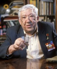 Вспомнил как Никулин звонил Можейко и рассказывал что у него ТЕЛЕФОН, как кирпич размером, дорого стоит звонок, но есть.
Вместе смеялись. Проверяли "а придет-ли сигнал? зазвонит?".
Хорошие ребята. Когда нибудь поболтаю, если пустят в свой круг.