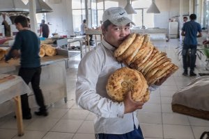 Новинка меню: Лепёшка от шеф-повара, приправленная потом пекаря и частицами его кожи...Весело и вкусно в ташкдональдс!...мда