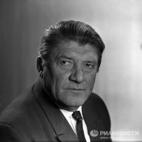 Николай Крючков. Перечислять его награды -это долго. Его последний фильм был-"Ангелы смерти"  1993 г. А работать в кино он начал в 1932г.