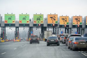 Каждые выходные наблюдаю, как обязательно найдется тот, кто на платной одинцовской дороге въедет под огромный щит с надписью "Только по транспондеру", где вначале будет стоять и удивляться, что его не пускают, а потом еще будет задом сдавать...