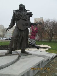 Памятник Владимиру Мулявину "Песняры" и поклонница