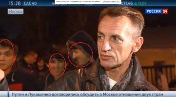 3 коренных москвича стоят в ожидании дать комментарии ...
