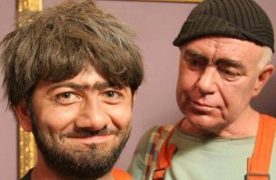 3 коренных москвича стоят в ожидании дать комментарии ...