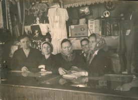 Все фото 50-х годов. Сельпо. Продавалось все от шнурков до радиоприемников и от хлеба до консервов.