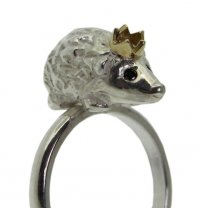 Ну да уж, куда уж изысканней.
А кольцо, точно, роскошь неописуемая.
Ой, блин...