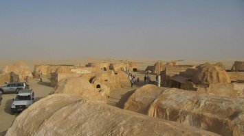 Я был на Татуине :) Кстати, в посте на фото про Татуин - обычная пещера трагладитов. Они до сих пор в них живут(последняя фотка у меня)