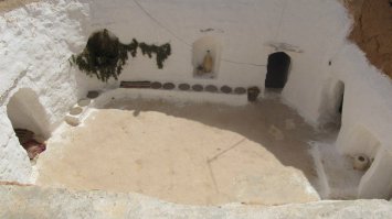 Я был на Татуине :) Кстати, в посте на фото про Татуин - обычная пещера трагладитов. Они до сих пор в них живут(последняя фотка у меня)