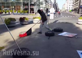 И ещё экспозицию с рекламой нового бренда за 25 000 евро сломали))))