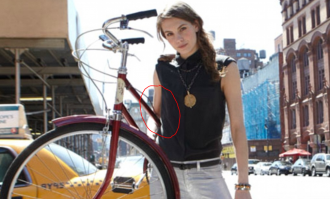 Есть, но только культя. Ниже локтя отпилили