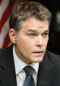 Рэй Лиотта. Пробейте по Википедии, если интересно.