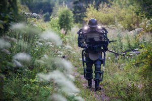 Я даже так пробовал. 20кг костюмчик и 8 кг ствол. В закрытом шлеме по двое суток нонстоп бегаю несколько раз в году, порой когда за бортом +30. А еще в Питер на поезде и автобусах это дело и пожизнёвое барахлишко на своём горбу несколько раз пёр. 50 кг в галимом рюкзаке и ашановских сумках.
Не сдох, при том, что я офисный планктон и даже зарядку по утрам не делаю.
Вы действительно думаете, что профессиональные солдаты менее выносливы?