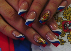 Маникюр в виде осколков стекла - один из последних невероятно крутых трендов в мире маникюра