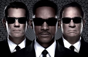 "Холодные люди, так как не показывают эмоций. Все ходят в черном. "  "Сильные люди, так как обладают развитыми технологиями"
"Опасное место, где легко достать бомбы и оружие"