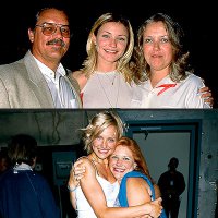 Посмотрел на фото, думал у Камерон Диас сестра-близняшка. Погулил, ан нет, сестра старше ее, да и не особо они одинаковые... Вот Тина с родителями и с сестрой.