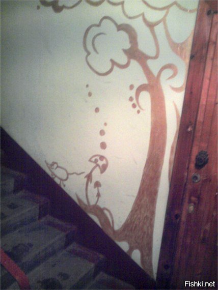 Отлично! Молодцы! Позитива нехватка большая! Я тож четыре года назад разрисовала все парадку, соседи были в восторге! водили друзей-знакомых на экскурсию:) ну у нас такой срач на стенах был - смотреть было страшно... сфотографировать так руки и не дошли, а этим летом сделали косметику - сейчас чистенько! как в больничке. Соседи уже спрашивают когда еще буду рисовать:)
Вот чуть фото, правда на телефон, т.что за качество прошу прощения:)