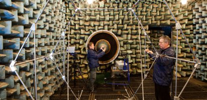 Автор интересный рассказчик.
Только он напутал что "Единственное место на земле, где можно услышать тишину - это специальная безэховая комната из железа и бетона в США"
Такие акустические лаборатории построены во многих местах и выглядят все примерно так.
На нашем заводе такая лаборатори была построена в 60-е годы прошлого века и в ней как раз проходили испытания аппаратуры используемой на подводном флоте.
Кстати находиться в этом помещении поначалу очень непривычно - тишина начинает давить на уши.

А вот описание лаборатории в Редмонде.
Лаборатория была построена специалистами компании Eckel Noise Control Technologies. Для уменьшения уровня шума в камерах для акустических измерений используется комплекс мер. Первая, это звукоизоляция и антивибрационная развязка по отношению к остальной части здания. Вторая – поглощение отражений внутри камеры с помощью специальных структур на всех поверхностях. Независимое исследование показало, что фактическое значение уровня шума, равное -20,6 дБ, оказалось даже меньше проектного, равного -16 дБ. Отметим, что предыдущий рекорд был равен -13 дБ. Он принадлежал камере для акустических измерений Orfield Laboratories, кстати, тоже созданной Eckel Noise Control Technologies. Так теоретический минимум, обусловленный шумом броуновского движения частиц воздуха, равен -23 дБ. Дыхание человека соответствует уровню +10 дБ, шелест листвы — уровню +20 дБ.