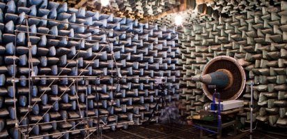 Автор интересный рассказчик.
Только он напутал что "Единственное место на земле, где можно услышать тишину - это специальная безэховая комната из железа и бетона в США"
Такие акустические лаборатории построены во многих местах и выглядят все примерно так.
На нашем заводе такая лаборатори была построена в 60-е годы прошлого века и в ней как раз проходили испытания аппаратуры используемой на подводном флоте.
Кстати находиться в этом помещении поначалу очень непривычно - тишина начинает давить на уши.

А вот описание лаборатории в Редмонде.
Лаборатория была построена специалистами компании Eckel Noise Control Technologies. Для уменьшения уровня шума в камерах для акустических измерений используется комплекс мер. Первая, это звукоизоляция и антивибрационная развязка по отношению к остальной части здания. Вторая – поглощение отражений внутри камеры с помощью специальных структур на всех поверхностях. Независимое исследование показало, что фактическое значение уровня шума, равное -20,6 дБ, оказалось даже меньше проектного, равного -16 дБ. Отметим, что предыдущий рекорд был равен -13 дБ. Он принадлежал камере для акустических измерений Orfield Laboratories, кстати, тоже созданной Eckel Noise Control Technologies. Так теоретический минимум, обусловленный шумом броуновского движения частиц воздуха, равен -23 дБ. Дыхание человека соответствует уровню +10 дБ, шелест листвы — уровню +20 дБ.