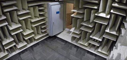 Автор интересный рассказчик.
Только он напутал что "Единственное место на земле, где можно услышать тишину - это специальная безэховая комната из железа и бетона в США"
Такие акустические лаборатории построены во многих местах и выглядят все примерно так.
На нашем заводе такая лаборатори была построена в 60-е годы прошлого века и в ней как раз проходили испытания аппаратуры используемой на подводном флоте.
Кстати находиться в этом помещении поначалу очень непривычно - тишина начинает давить на уши.

А вот описание лаборатории в Редмонде.
Лаборатория была построена специалистами компании Eckel Noise Control Technologies. Для уменьшения уровня шума в камерах для акустических измерений используется комплекс мер. Первая, это звукоизоляция и антивибрационная развязка по отношению к остальной части здания. Вторая – поглощение отражений внутри камеры с помощью специальных структур на всех поверхностях. Независимое исследование показало, что фактическое значение уровня шума, равное -20,6 дБ, оказалось даже меньше проектного, равного -16 дБ. Отметим, что предыдущий рекорд был равен -13 дБ. Он принадлежал камере для акустических измерений Orfield Laboratories, кстати, тоже созданной Eckel Noise Control Technologies. Так теоретический минимум, обусловленный шумом броуновского движения частиц воздуха, равен -23 дБ. Дыхание человека соответствует уровню +10 дБ, шелест листвы — уровню +20 дБ.