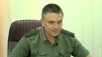 И снова о Луганске

Пока рано делать окончательные выводы, однако, точно можно сказать, что ситуация очень далека от нормализации. Очень коротко поделюсь соображениями и кое-какой информацией. 

Во-первых, совершенно ожидаемо Пасечник проигнорировал «указ» Плотницкого об отстранении руководителя МГБ. Как и распоряжение выпустить Лямина. Он продолжает находиться на рабочем месте и делать заявления относительно борьбы с коррупцией в высших эшелонах власти ЛНР. 

Во-вторых, на сторону Пасечника переходят все новые и новые персонажи. Однозначно поддержал сторону МГБ министр МВД Корнет. В генеральной прокуратуре согласия нет, часть прокуроров также ориентированы на Пасечника. О своей поддержке силовиков уже объявили мэры Стаханова, Красного Луча и Брянки. В ближайшее время ожидается, что присоединятся к данному кругу «путчистов» новые мэры. 

В-третьих, Пасечник продолжает жесткий накат на Плотницкого. Вчера он заявил, что следующие в его списке коррупционеров «благотворительные фонды», собирающие дань с физических и юридических лиц. Секрет Полишинеля, что в ЛНР действует только один такой фонд и это фонд супруги Плотницкого. 

В-четвертых, появилась противоречивая информация относительно Родиона Мирошника. По одним данным он задержан, по другим, вылетел в Москву. При этом, Мирошника называют стопроцентным человеком Ефремова. Украинским «луганским» журналистам неплохо было бы лучше разбираться в реалиях ЛНР, тогда бы они хорошо знали, что Мирошник уже давно не «человек Ефремова», а человек «кураторов». Причем, не тех, что у Пасечника. 

В-пятых, Плотницкий действительно экстренно улетел в Москву для консультаций. Программа встреч у него крайне сложная и напряженная. Помимо традиционных «кураторов», будут и другие, гораздо менее приятные. 

Краткосрочный прогноз. Плотницкий на свое место из Москвы вернется. Однако, Пасечника ему не отдадут. На некоторое время должен установиться «вооруженный нейтралитет», однако, у министра МГБ, судя по всему, карт-бланш на расследование коррупции и хищений в руководстве ЛНР. Что, в свою очередь, будет означать серьезное смещение центра управления территорией. Пока – ЛНР, а перекинется ли этот «пожар» на ДНР, сказать трудно. Все будет зависеть от результатов. 

Впрочем, исключить и более радикальных сценариев тоже нельзя. Однако, как мне кажется, они менее вероятны.