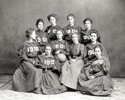 Женская баскетбольная команда, 1900 г. Да, они играли в платьях с длинными рукавами и надевали корсеты.