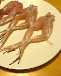 Царевна-лягушка. Не до конца трансформировалась.