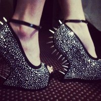 Вот в такой фигне недавно видела девушку. Она на них шла еле-еле по нашим колдоёбинам и держалась за подругу,чтоб не упасть.Ковыляли они в маршрутку. Считаю,что если и идти куда-то в таком чуде,то на машине или такси, но не держась за подругу.Хотя нет,я считаю,что в таком вообще никуда идти не надо)