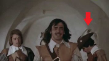 Да, еще вспомнилось, может кто не знает: в нескольких эпизодах фильма Атос это не Атос. Точнее не Смехов, а дублер. Например в сцене прохода после смерти Констанции. Дублер старательно прячет лицо и отворачивается от камеры.