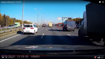 автор, а не чего что в паркетник с боку влетел то ли форд то ли салярис?