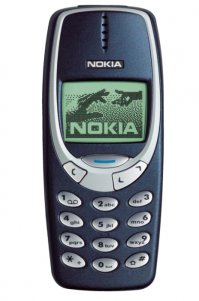 Девушка хотела пролезть между грузовиком и отбойником