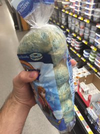 - У вас есть дорблю?
— А что это?
— Это сыр с синей плесенью.
— Сыра нет. Есть булки дорблю и сосиски дорблю…