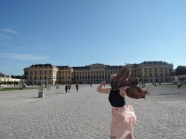 Если я не ошибаюсь, то это Осло, королевский дворец:)