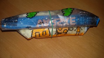 А у нас вот так остатки творога в холодильнике хранятся. Не высыхает и не портится :-) От полной пачки до остатков на порцию. 
С прищепками менее практично. ;-)