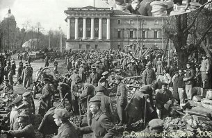 На Первомайском субботнике. Уничтожение ограды сада у Зимнего дворца. 1920 год.