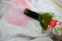 а пятно от белого вина залить пивом, пятно от которого в свою очередь залить коньяком...