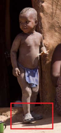 А ты на сандальки малыша посмотри.)))