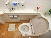 Японские ученые создали уникальную разработку – они представили унитаз, который помимо своих основных функций выполняет и дополнительные – измеряет артериальное давление, делает анализы мочи и взвешивает.