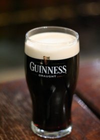 В рассказе про ирландцев забыли еще одно важнейшее достояние: 
«Ги́ннесс» (англ. Guinness) — пивной бренд, принадлежащий компании Diageo (со штаб-квартирой в Лондоне)[1][2], изначально относившийся к ирландской компании Arthur Guinness Son & Co, основанной в 1759 году пивоваром Артуром Гиннессом (Arthur Guinness). Пиво «Гиннесс» — самое известное и потребляемое ирландское пиво, ставшее легендой Ирландии и символом дня святого Патрика (из Вики)